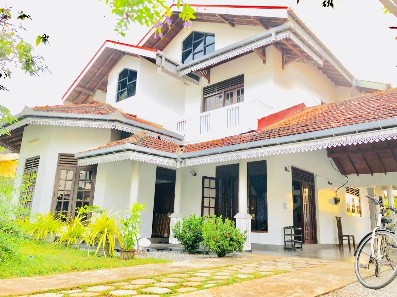 Trip "N" Chill Hostels Colombo Airport Katunayake Exterior photo